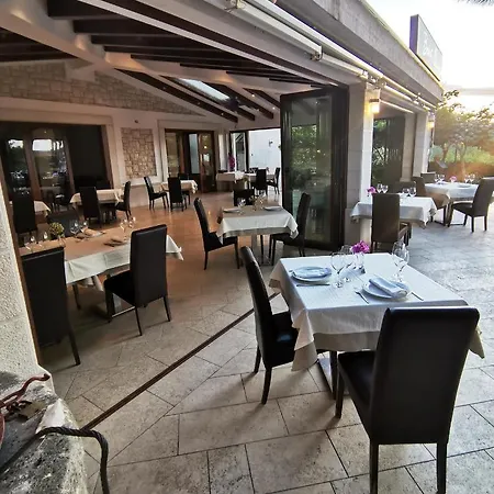 Alojamento de Acomodação e Pequeno-almoço Arianna Mare 3*